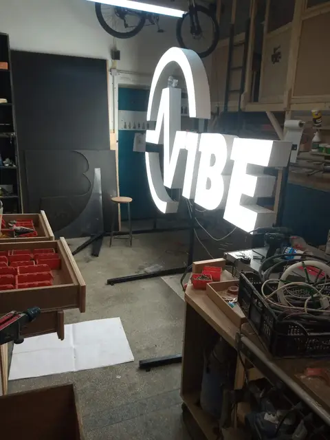 Lucrare Night Shift Fabrications