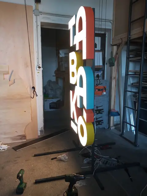Lucrare Night Shift Fabrications